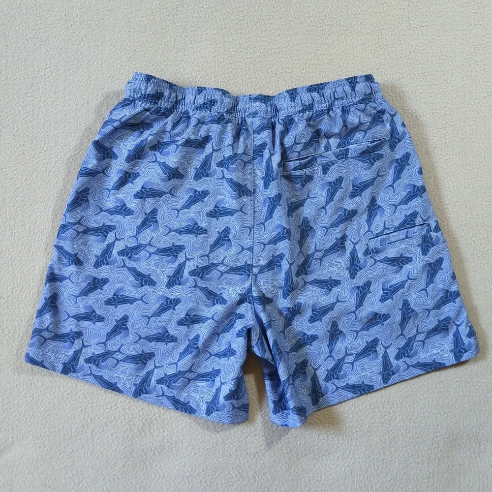Huk Pursuit Volley Rooster Wake Shorts 5.5in Mens M Blue Fish Print Flawed Liner